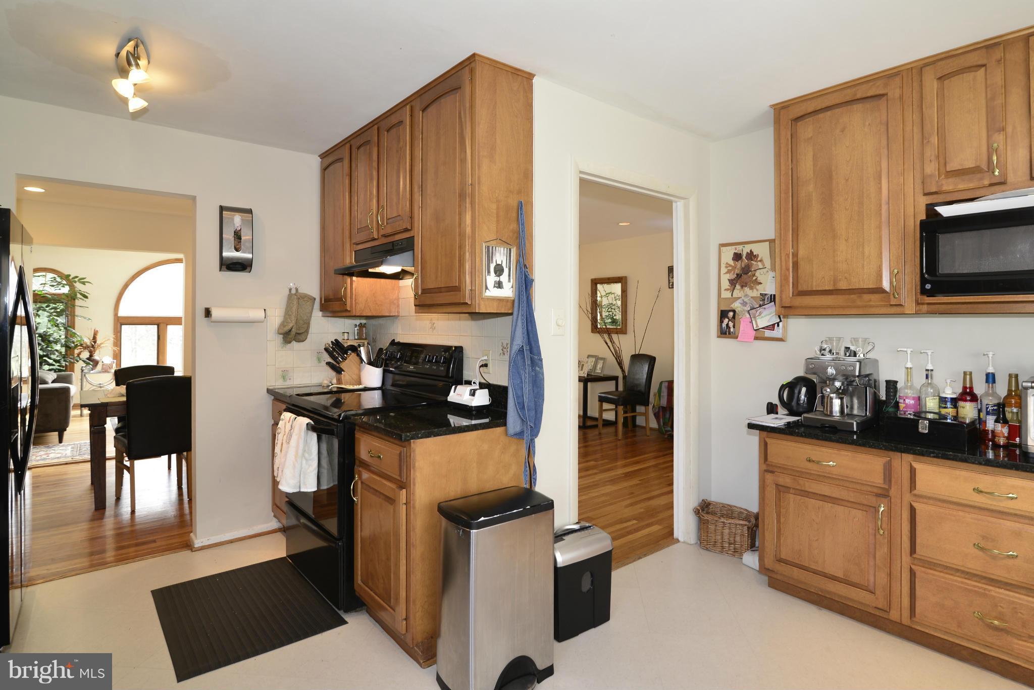 409 Adahi Road Southeast Vienna, VA 22180 - Photo 11 of 26 Kitchen
