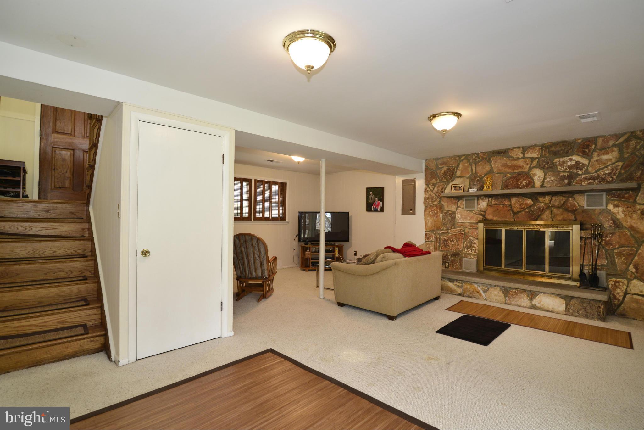 409 Adahi Road Southeast Vienna, VA 22180 - Photo 22 of 26 Family Room