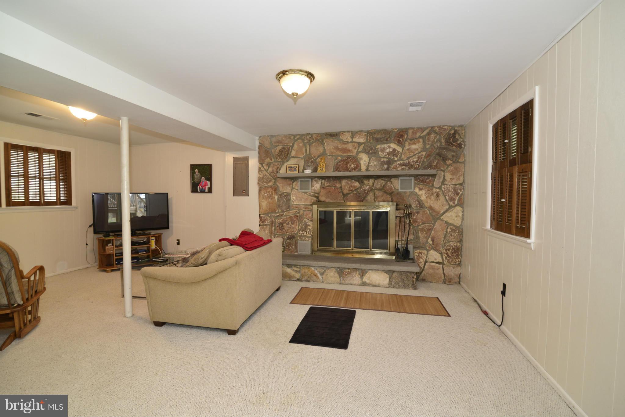 409 Adahi Road Southeast Vienna, VA 22180 - Photo 24 of 26 Family Room