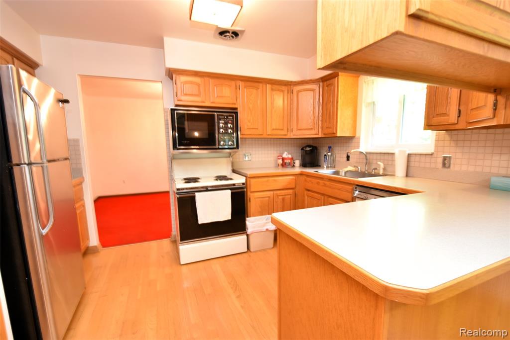 2356 Rochester Road Leonard, MI 48367 - Photo 13 of 40