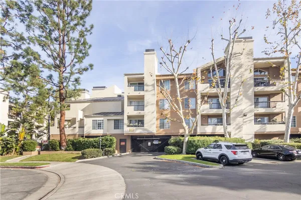 $2,095 | 5500 Owensmouth Avenue, Unit 216, Woodland Hills, CA 91367