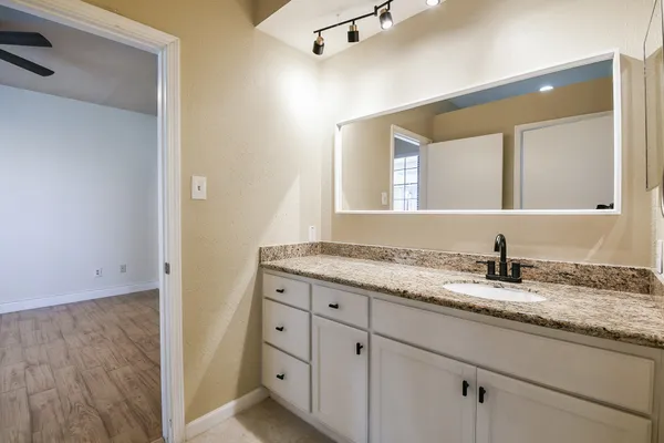 $1,250 | 2121 El Paseo Street, Unit 1805, Houston, TX 77054