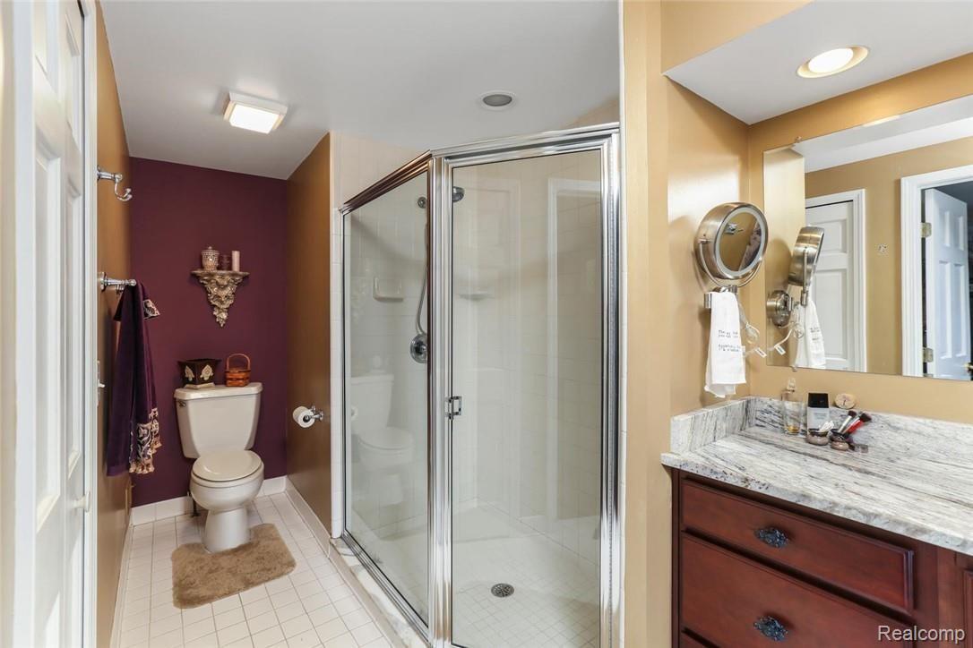 1600 Roslyn Road Grosse Pointe, MI 48236 - Photo 19 of 24 MasterBathfromdoor.jpg