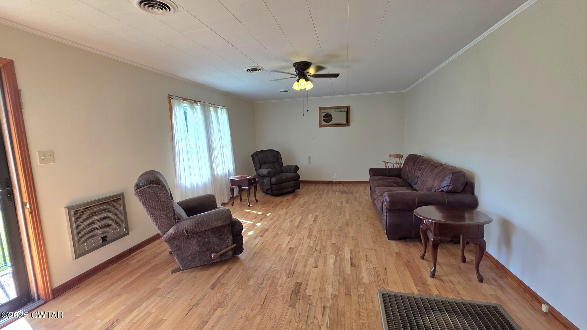 811 Gibson Road Trenton, TN 38382 - Photo 3 of 23 a living room with furniture and a rug