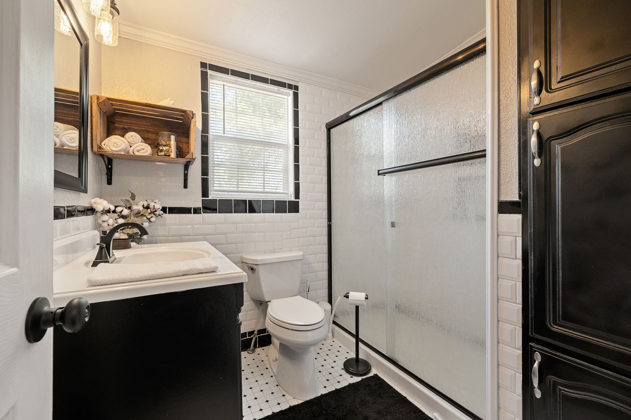 541 Hidden Oaks Drive Elgin, TX 78621 - Photo 17 of 40 Main bathroom - recently renovated
