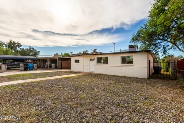 a view of a house with backyard and garden