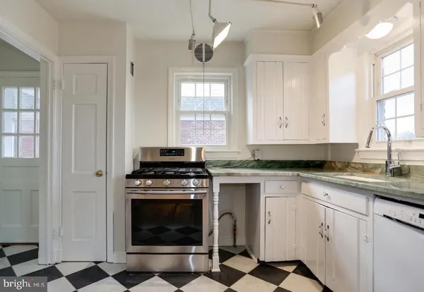 $3,000 | 1926 North Underwood Street, Arlington, VA 22205