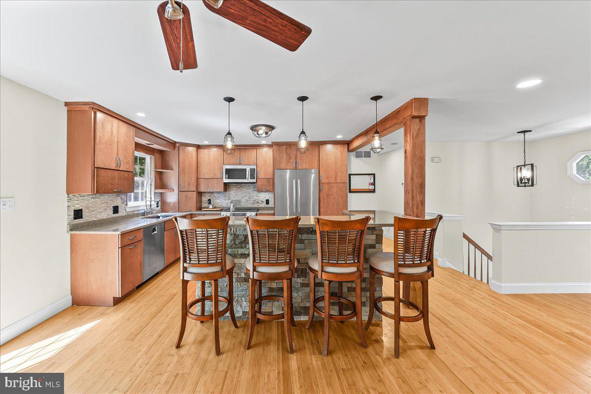 4169 Hunters Run Boulevard Reading, PA 19606 - Photo 8 of 33 Custom Kitchen, Breakfast Bar with Stonework