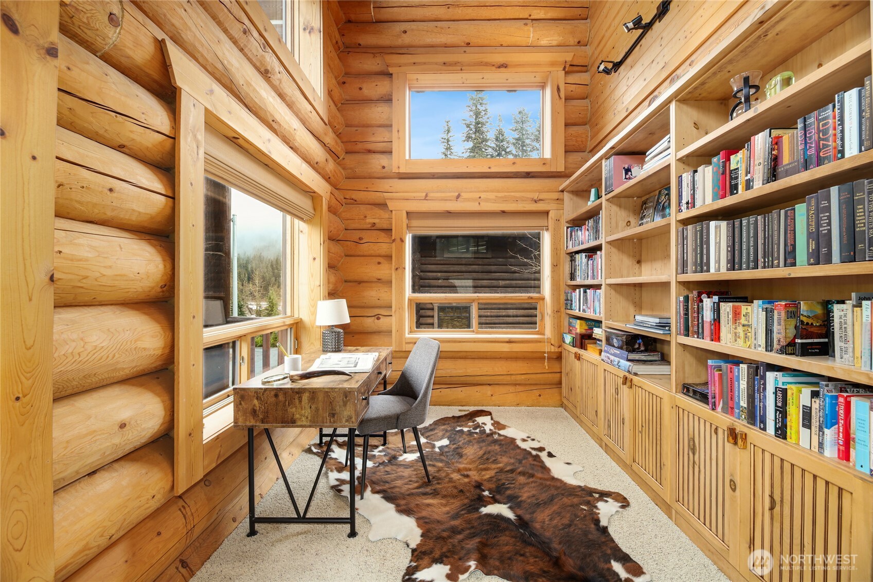 10 Rampart Way Snoqualmie Pass, WA 98068 - Photo 16 of 35 a living room with furniture a rug and a book shelf