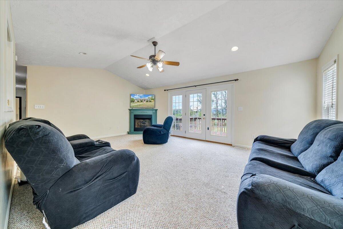 686 Pine Haven Road Fincastle, VA 24090 - Photo 20 of 56 a living room with furniture