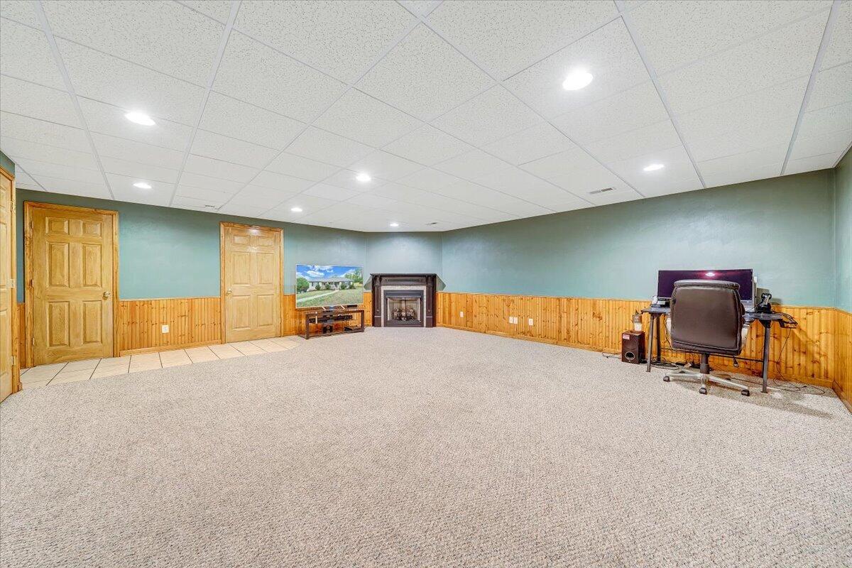 686 Pine Haven Road Fincastle, VA 24090 - Photo 37 of 56 a very nice looking room with a large window