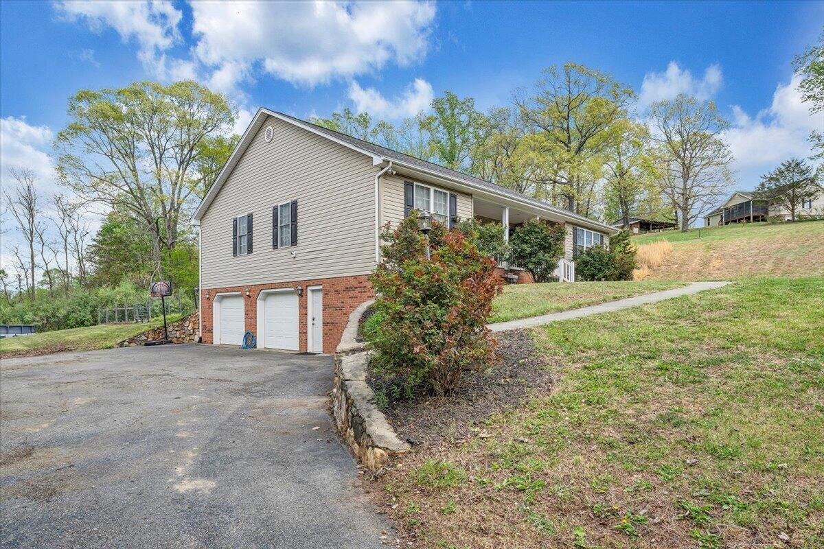 686 Pine Haven Road Fincastle, VA 24090 - Photo 53 of 56 a front view of a house with garden