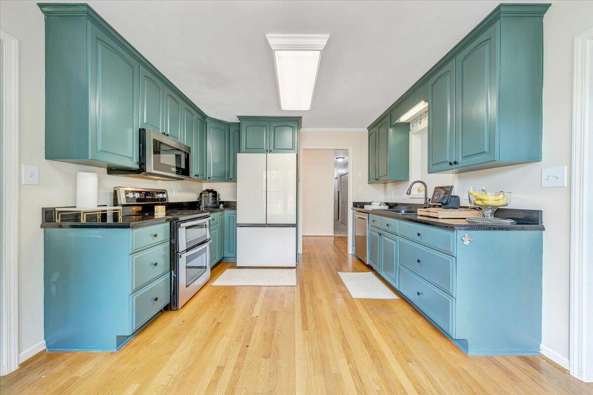 686 Pine Haven Road Fincastle, VA 24090 - Photo 10 of 56 a kitchen with stainless steel appliances kitchen island granite countertop a refrigerator stove top oven and sink