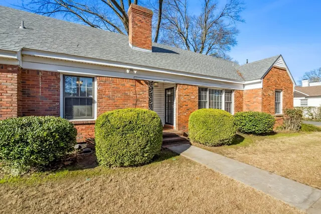 a view of a front of a house