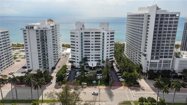$3,600 | 4925 Collins Avenue, Unit 5C, Miami Beach, FL 33140