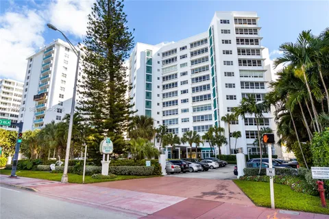 $3,600 | 4925 Collins Avenue, Unit 5C, Miami Beach, FL 33140