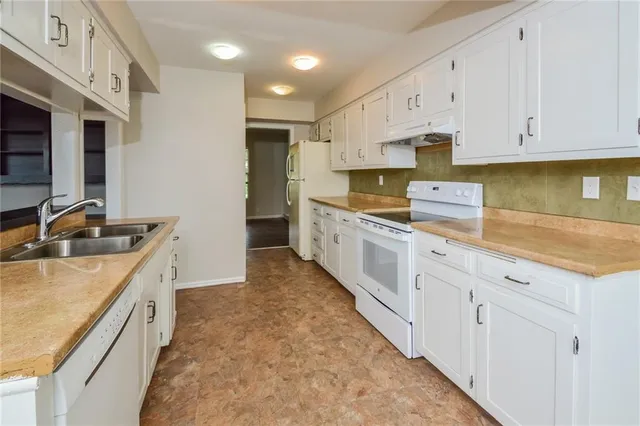 $2,330 | 3631 South Forest Avenue, Independence, MO 64052