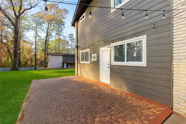 a view of a house with a yard