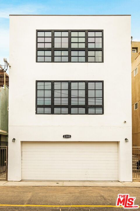 2205 Ocean Front Walk Venice, CA 90291 - Photo 30 of 30 a view of a large window
