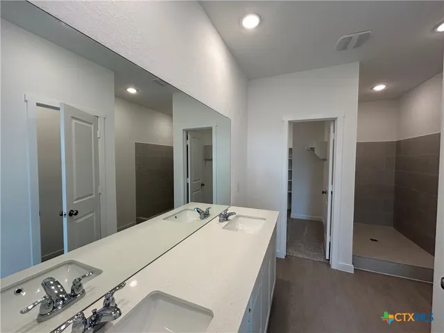 a view of an empty walk in closet