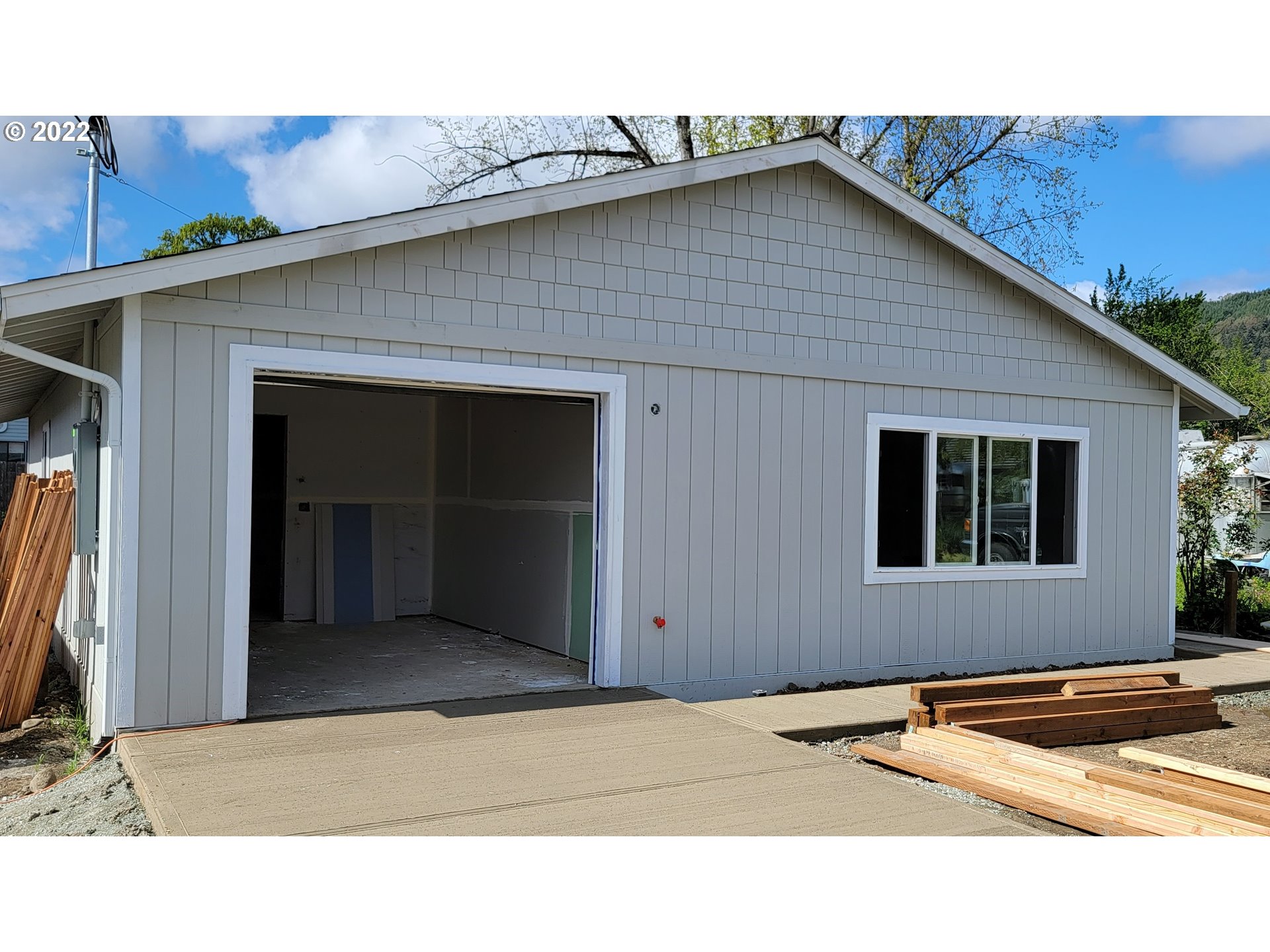 520 L Street Riddle, OR 97469 - Photo 1 of 1 a backyard of a house