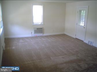 33 Pleasant Road Broomall, PA 19008 - Photo 3 of 6 Living Room