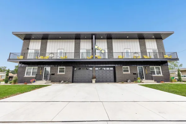 $599,900 | 1751 South Oneida Street, Green Bay, WI 54304