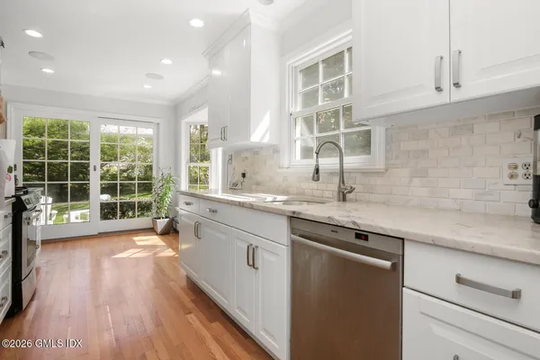 $2,100,000 | 29 Coventry Lane, Riverside, CT 06878