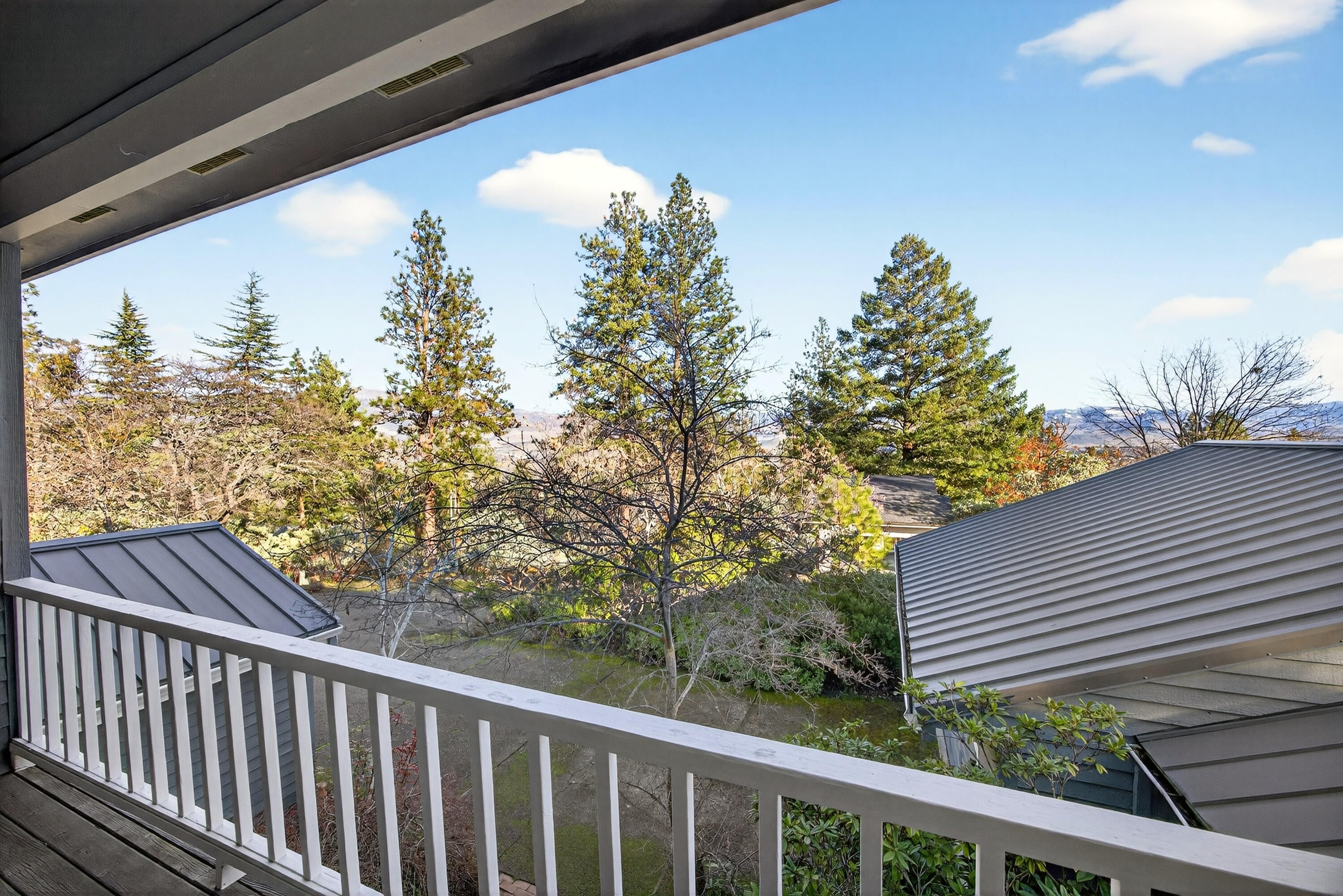 143 Ridge Road Ashland, OR 97520 - Photo 41 of 60 Primary bedroom suite deck.