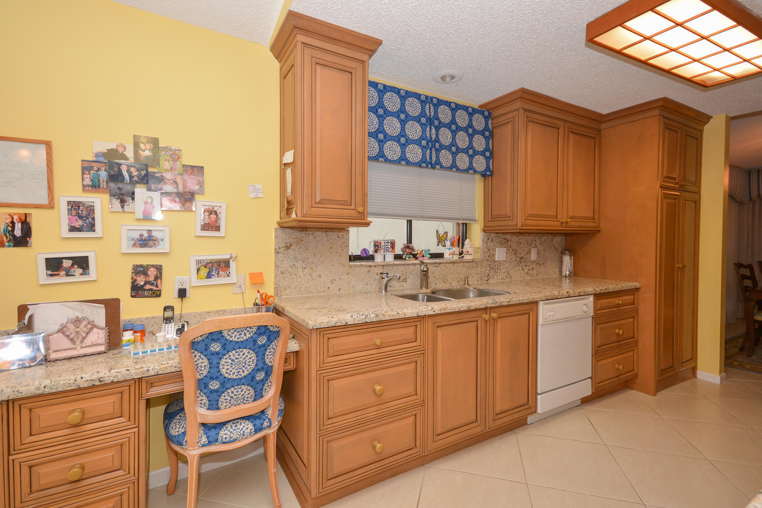 11073 Cloverleaf Circle Boca Raton, FL 33428 - Photo 5 of 27 KITCHEN WITH DESK