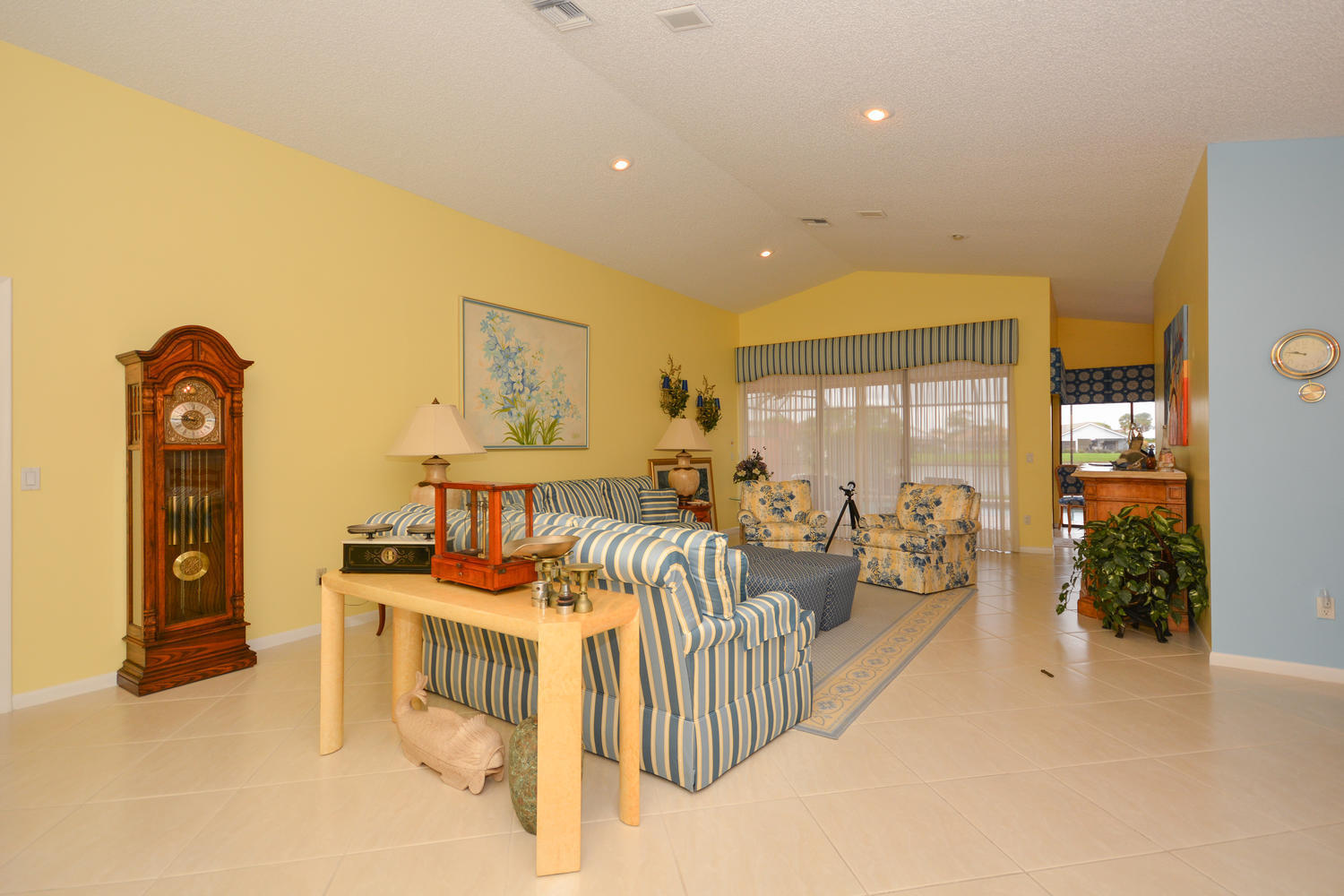 11073 Cloverleaf Circle Boca Raton, FL 33428 - Photo 7 of 27 LIVING ROOM OTHER VIEW