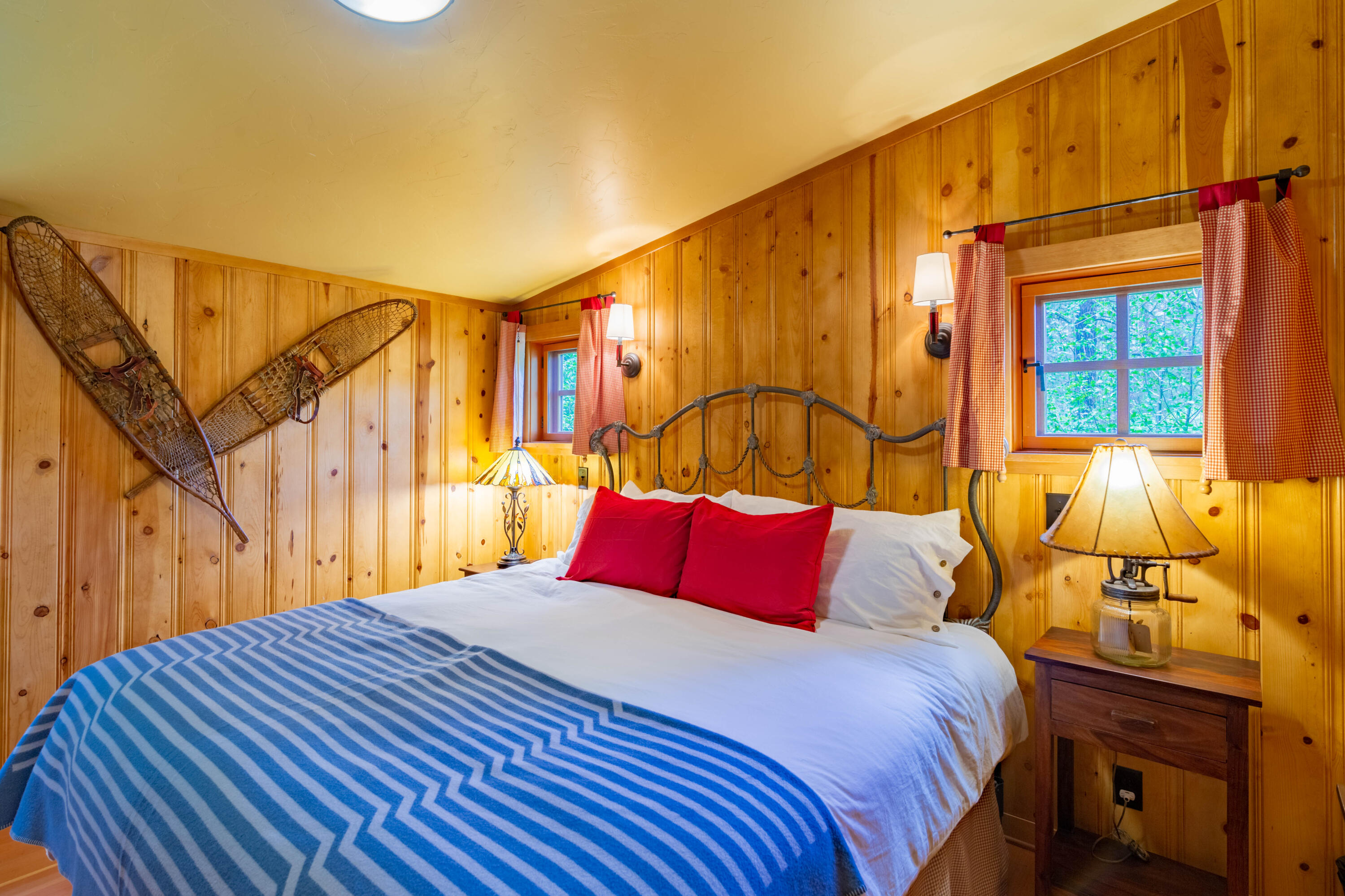 13375 Southwest Forest Service Road, Unit 26 U2 Camp Sherman, OR 97730 - Photo 20 of 25 metolius-river-luxury-cabin-26-queenbedr