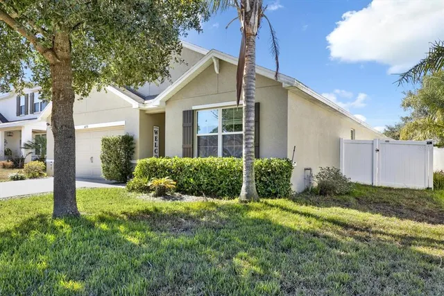 a view of backyard with garden