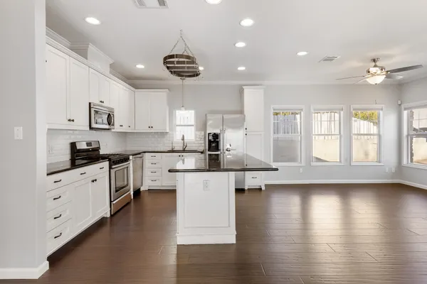 $4,750 | 802 Oakland Avenue, Austin, TX 78703
