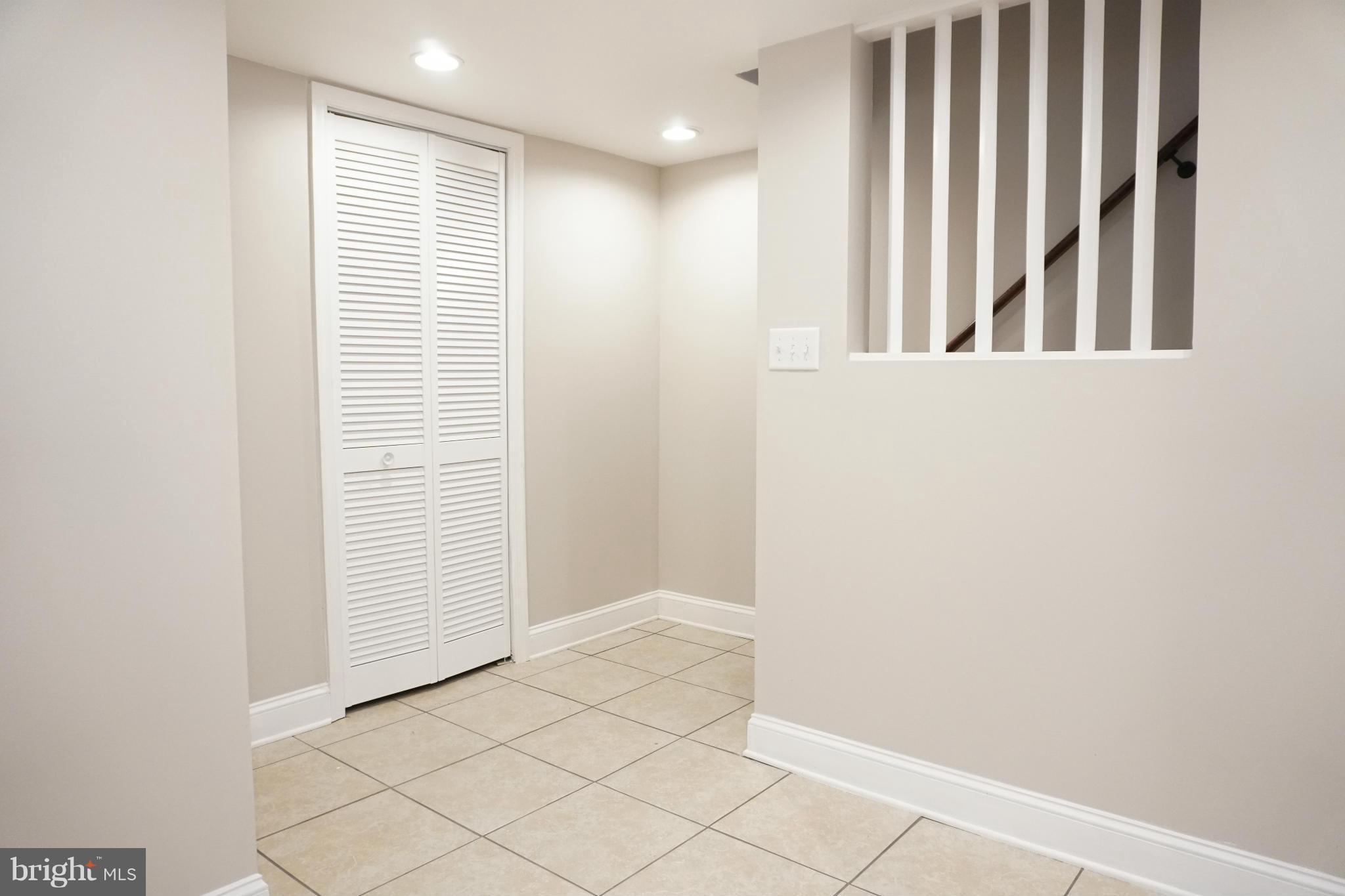 901 Wicklow Road Baltimore, MD 21229 - Photo 11 of 29 a view of a livingroom with an entryway