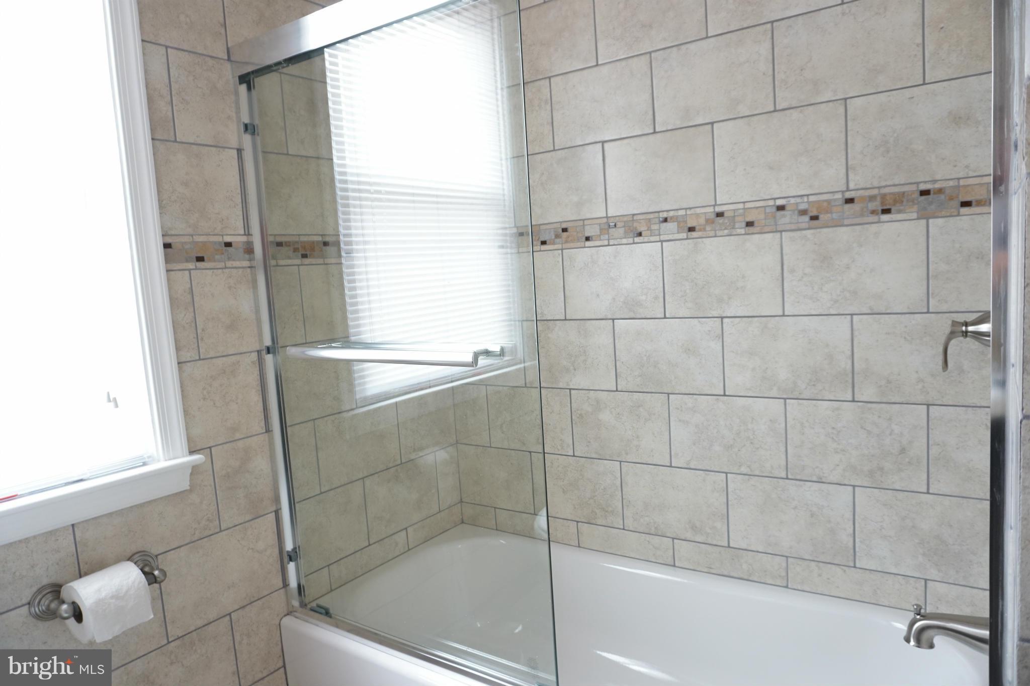 901 Wicklow Road Baltimore, MD 21229 - Photo 20 of 29 a bathroom with a bathtub