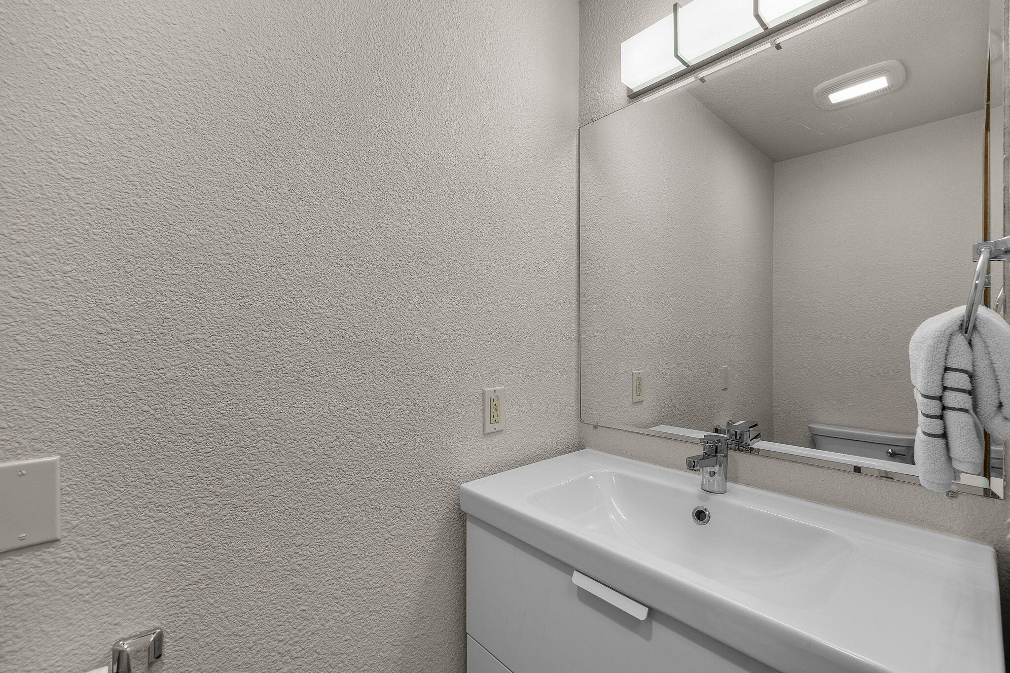 13168 Hawks Beard Black Butte Ranch, OR 97759 - Photo 23 of 47 a bathroom with a sink and a mirror