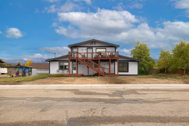 a view of a house with a yard