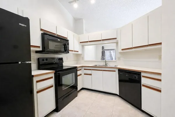 $2,250 | 1948 Discovery Circle East, Unit 1948, Deerfield Beach, FL 33442