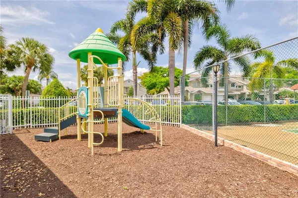 $2,250 | 1948 Discovery Circle East, Unit 1948, Deerfield Beach, FL 33442