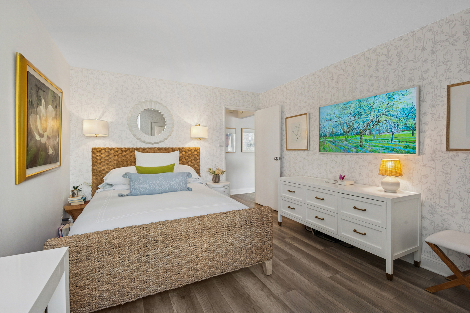 1625 Sheridan Road, Unit 204 Wilmette, IL 60091 - Photo 10 of 16 a bedroom with a bed and a dresser