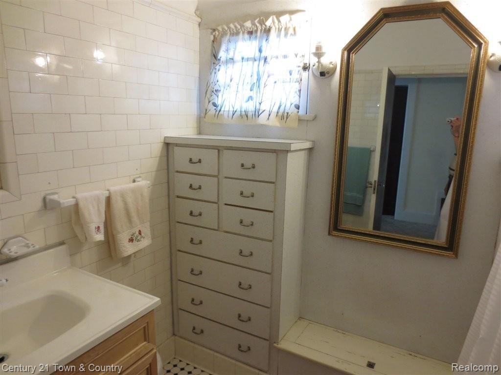 75 Cherokee Road Pontiac, MI 48341 - Photo 16 of 21 Cherokee-Ceramic Bath.jpg
