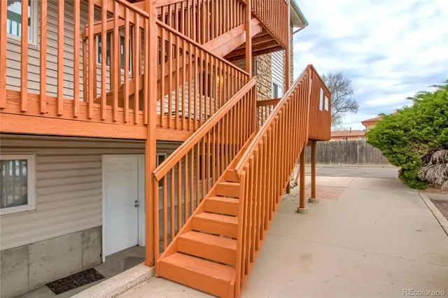 a view of entryway with a front door