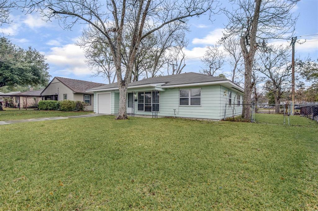 Come take a look don't miss the opportunity to move to this centrally located house close to 610,290 and I-10. This charming house has 3 bedrooms and 1 Full bathroom.