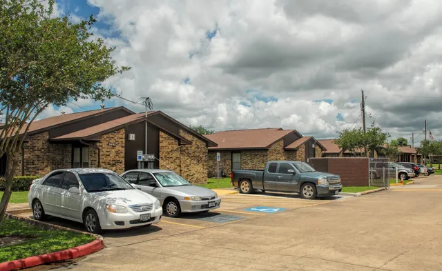 $505 | 1749 East Henderson Road, Angleton, TX 77515
