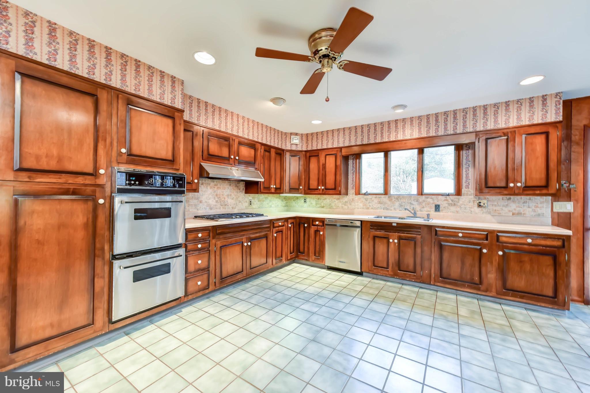 3009 Russell Road Alexandria, VA 22305 - Photo 10 of 30 Double ovens and gas cooktop