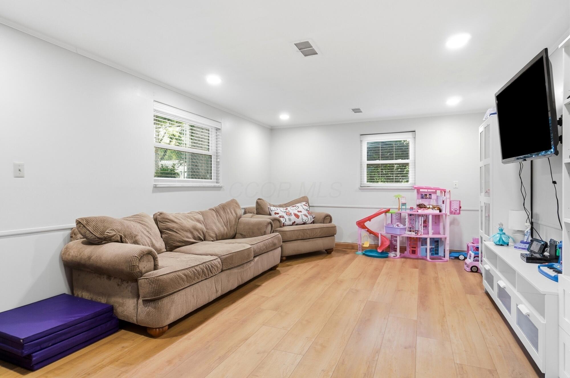 1381 Zollinger Road Columbus, OH 43221 - Photo 35 of 68 043