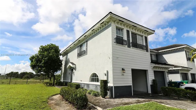 a front view of house with yard