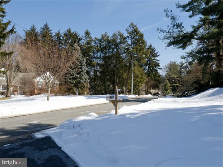 1308 Pinewood Road Villanova, PA 19085 - Photo 25 of 25 Front Yard