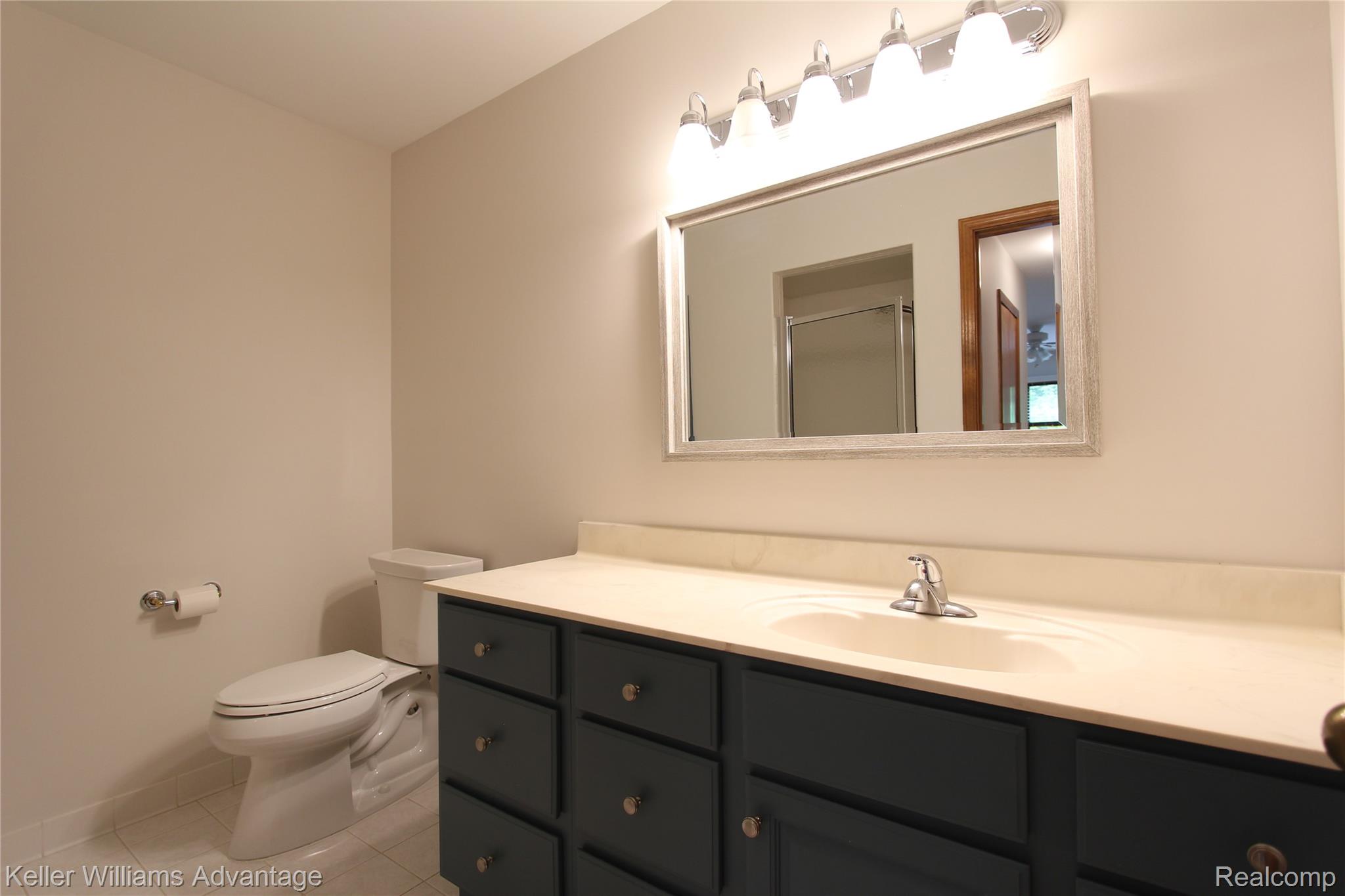 21850 River Ridge Trail Farmington, MI 48335 - Photo 17 of 33 Bathroom